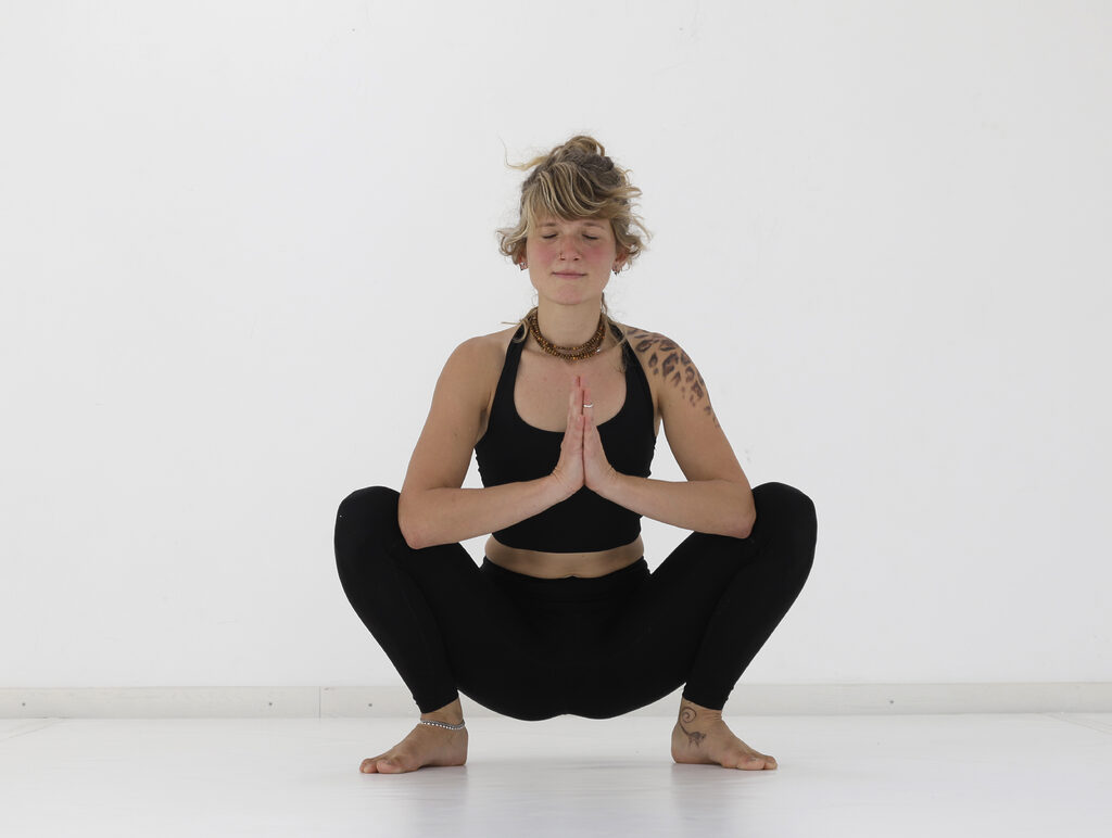 Malasana Hüftöffnung und Körpergefühl durch Yoga und Yogatherapie mit Hannanda Fusion im enerChi-Tempel
